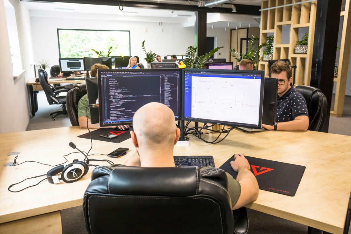 Zdjęcie biura z ujęcia programisty